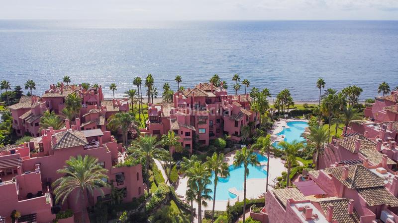 Foto c3159a2c-cef8-4660-b703-5b2e2d16f066. Planta baja impecablemente renovado, orientada al sur frente a la playa, jardín apartamento situado en la exclusiva comunidad de menara beach en Estepona