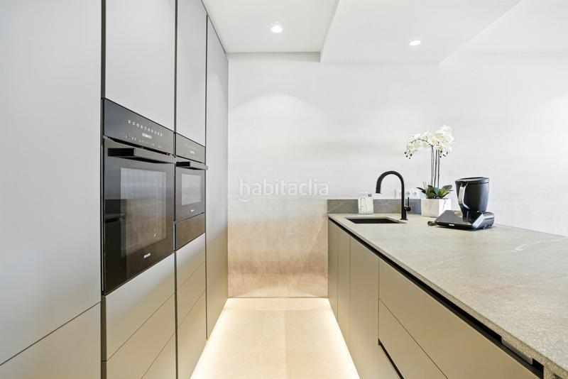 Foto e31fb25a-320a-4e6c-9556-60bc3adcf35a. Planta baja impecablemente renovado, orientada al sur frente a la playa, jardín apartamento situado en la exclusiva comunidad de menara beach en Estepona