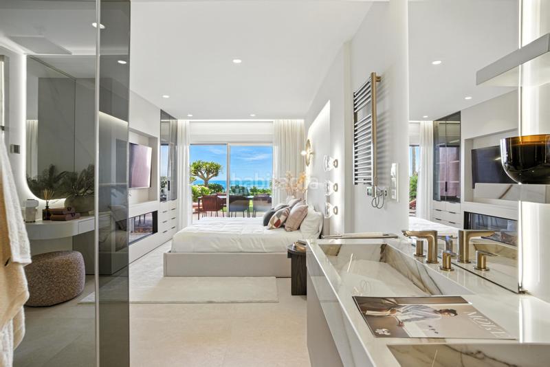 Foto ee3c7dab-7c46-49ea-93ed-c2c5f3c87417. Planta baja impecablemente renovado, orientada al sur frente a la playa, jardín apartamento situado en la exclusiva comunidad de menara beach en Estepona