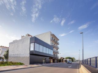 Edifici a San Pedro de Alcántara Pueblo. Edificio comercial en el corazón de san pedro de alcántara