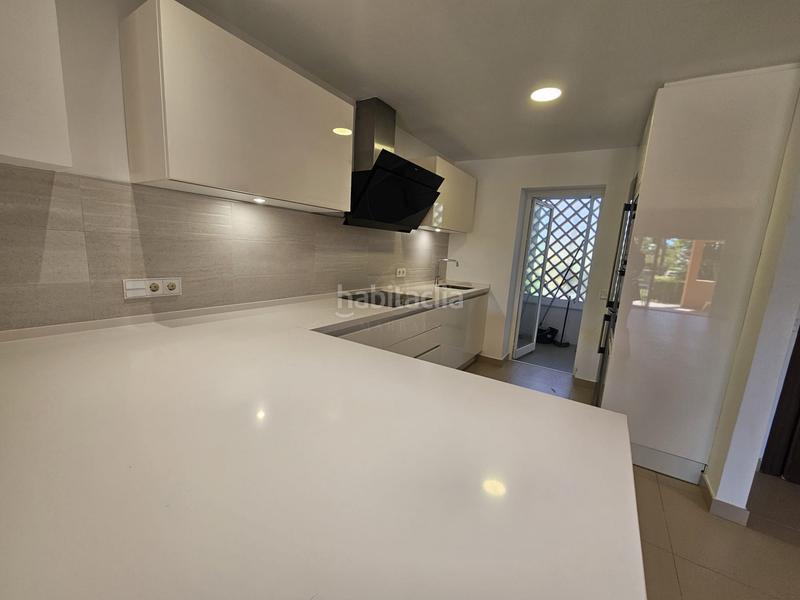 Foto 3a2b9330-fa75-46d3-b46e-4ac1ab6608df. Casa aparellada amb aparcament piscina a La Alquería Benahavís