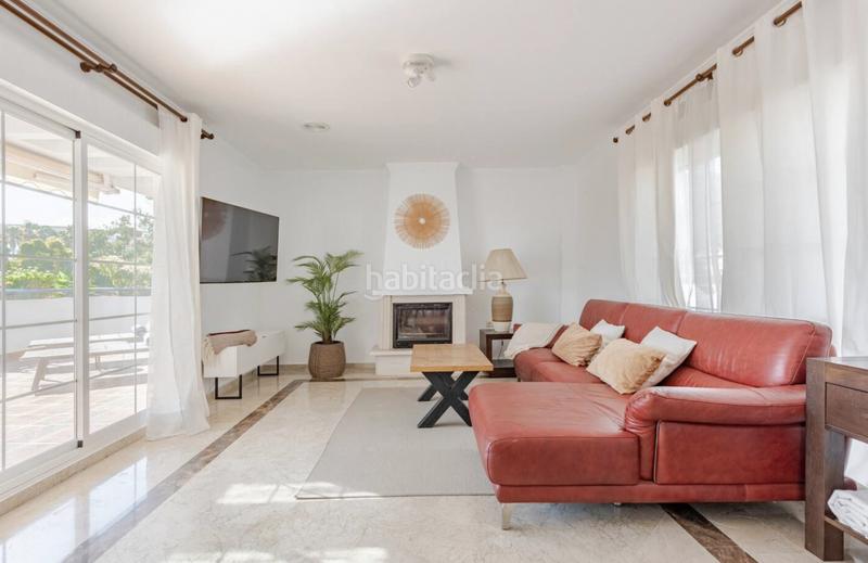 Foto 002e1a0f-cb59-48dd-9637-7d2a8fa645b0. Location attique avec parking piscine dans lomas de Marbella club Marbella