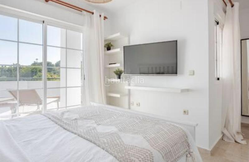 Foto dbfa0fd8-e941-4e2f-8661-b1f7bf46cfa2. Location attique avec parking piscine dans lomas de Marbella club Marbella