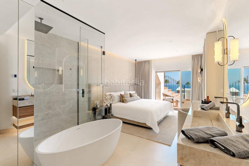 Foto 330c2be1-0252-42e8-b4d6-01da99012a5c. Ático hermoso, renovado, penthouse de tres dormitorios situado en prestigious beachfront community bahia del velerin, . en Estepona
