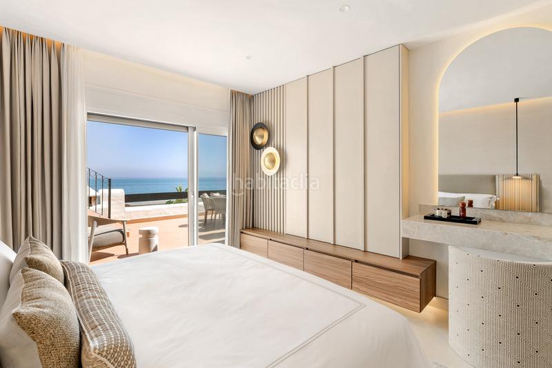 Foto 9663f698-756d-4943-9ec3-154486c8fda1. Ático hermoso, renovado, penthouse de tres dormitorios situado en prestigious beachfront community bahia del velerin, . en Estepona