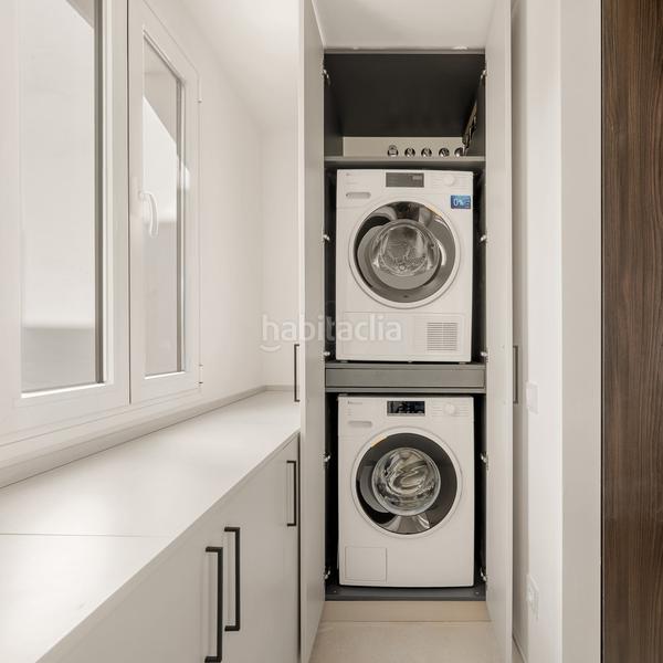 Foto e1cf008f-25c0-4013-9b26-246d2add134c. Ático hermoso, renovado, penthouse de tres dormitorios situado en prestigious beachfront community bahia del velerin, . en Estepona