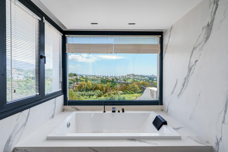 Foto 5d1dd477-7f1a-4e0c-b7b9-bee0fb00e676. Casa adossada amb aparcament piscina a La Quinta Benahavís