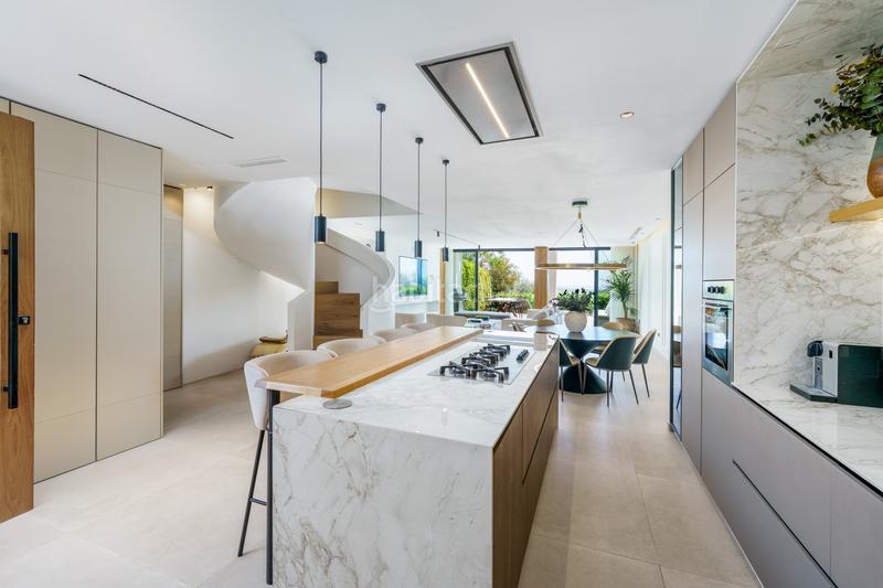 Foto e8b6a617-9ad3-408f-82d0-d307c1020f83. Casa adossada amb aparcament piscina a La Quinta Benahavís