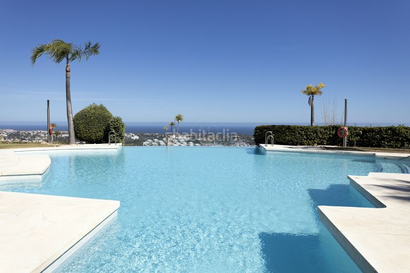 Foto 8f7d5daa-1902-4470-bc88-b15dafa659a1. Lloguer àtic amb calefacció aparcament piscina a Benahavís