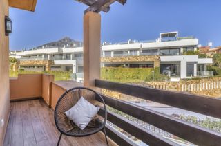Location Maison jumelée à Lomas de Marbella Club. Este excepcional adosado de cuatro dormitorios se encuentra en l