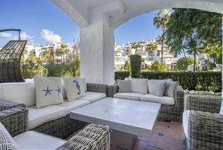 Rent Ground floor in Nueva Alcántara. Este apartamento en planta baja se encuentra en la exclusiva urb