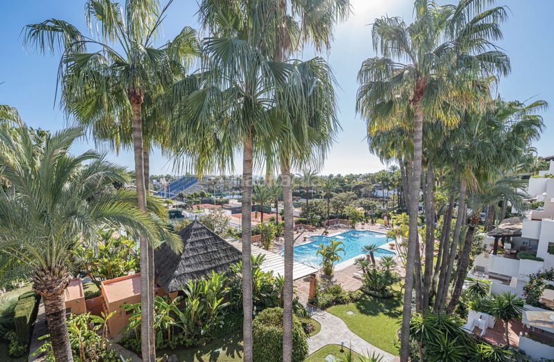 Foto 26816fee-c6d4-4eed-9140-13aa9d865833. Lloguer àtic amb aparcament piscina a Puente Romano Marbella