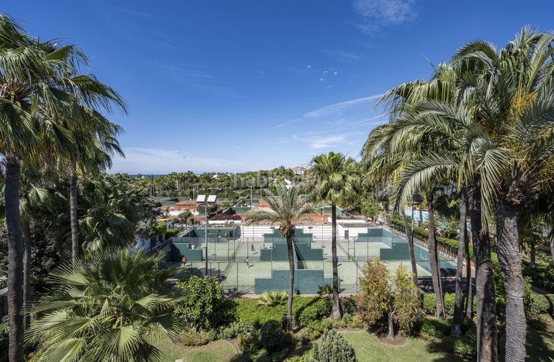 Foto a9e2cf0c-1d4a-4346-9aa2-959d9da77b0e. Lloguer àtic amb aparcament piscina a Puente Romano Marbella