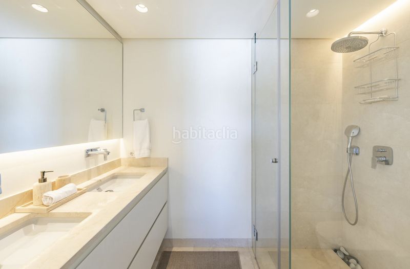 Foto c2dfd3f6-c298-4e42-84a4-841e12618c00. Lloguer àtic amb aparcament piscina a Puente Romano Marbella