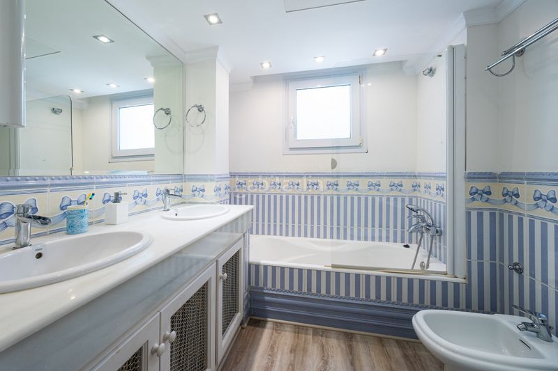 Foto 72e2317d-5b0c-4d97-9824-517c43127b6c. Lloguer casa amb aparcament piscina a Sierra Blanca Marbella