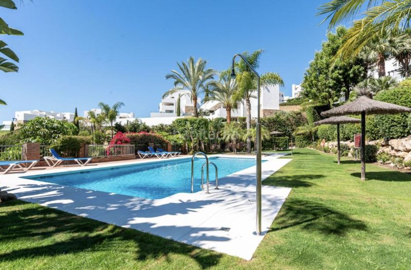 Foto 709c8fad-3e5e-4de1-8d1e-7d4d03235f83. Planta baixa amb calefacció aparcament piscina a Benahavís