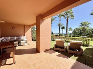 Rez-de-chaussée à Los Flamingos. Elegante apartamento en planta baja con jardín privado y vistas