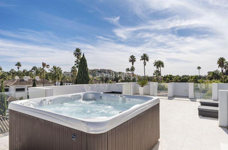 Foto 57576a38-7d3d-4f46-8783-97d04cce7e31. Casa amb aparcament piscina a Los Naranjos Marbella