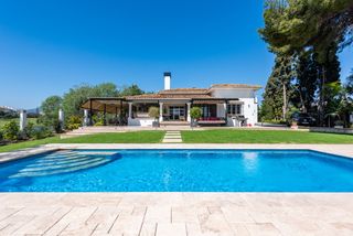 Casa in San Pedro de Alcántara Pueblo. Villa los leones