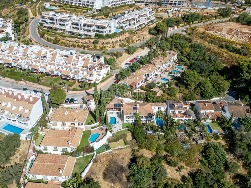 Foto a863dbe1-a950-46c6-8634-ec9fdb24bda7. Casa aparellada amb aparcament piscina a Istán