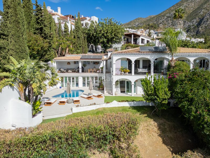 Foto b02bc84d-1e6b-4094-8868-c42cc4e60282. Casa aparellada amb aparcament piscina a Istán
