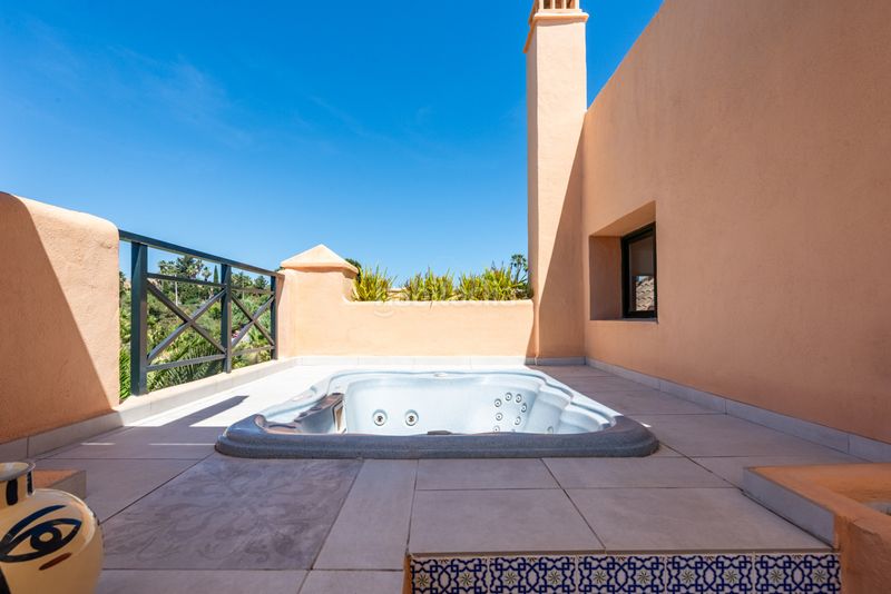 Foto ac892572-3519-48b8-a3e5-8e9ab53e99cf. Àtic amb calefacció aparcament piscina a Nueva Atalaya Estepona