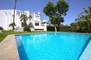 Casa adossada a Nueva Andalucía centro. Casa adosada de 5 dormitorios totalmente reformada  nueva andalu