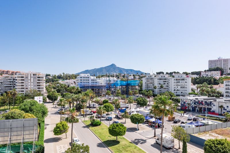 Foto 4ab07fa5-72c7-4c4f-9f3b-623680001e3f. Apartament amb aparcament piscina a Nueva Andalucía centro Marbella