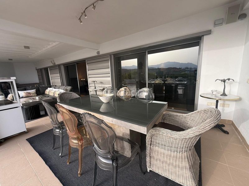 Foto a2e32945-8369-48b6-8168-f7d3d95a49d6. Apartament amb aparcament piscina a Los Flamingos Benahavís
