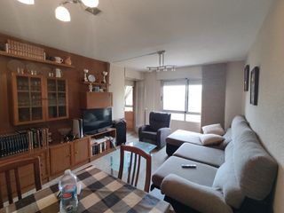 Rent Flat in Ensanche - Parque del Oeste. Piso de cuatro habitaciones para estudiantes por 900 euros mes