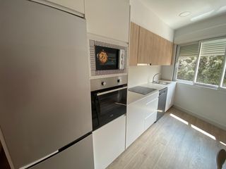 Lloguer Pis a Hospital - Plaza del Real. Alquiler de piso reformado de tres dormitorios y dos baños con a