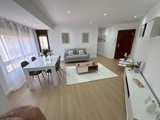 Piso en Plaza Illes Columbretes. Piso reformado de tres dormitorios y balcón en castellón