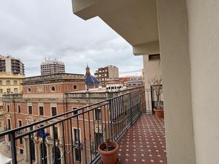 Pis en Casco Histrico. Gran piso de siete habitaciones, tres baos y terrazas en el cen