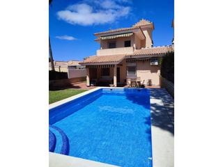 Chalet in La Barrosa. Chalet en venta a dos minutos andando de la playa la barrosa