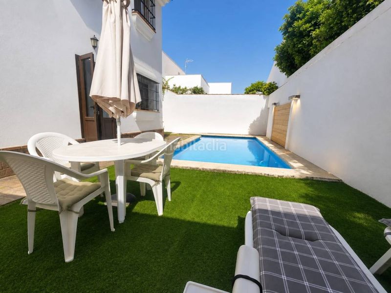 Foto b3199389-e398-4d74-97e9-f2504e694b22. Casa aparellada amb aparcament piscina a Núcleo urbano Chiclana de la Frontera