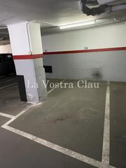 Aparcament cotxe  Carrer d'hondures. Plaza de parking para coche mediano
