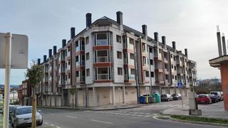 Edifici  Avenida razo. Edificio con obra parada, por terminar, en avda de razo, carball