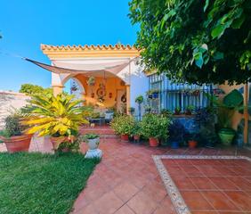 Chalet à Los Gallos. En venta  chalet independiente urbano en chiclana, zona los gall
