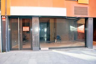 Lloguer Local Comercial a Jonquera (La). Local con salida de humos