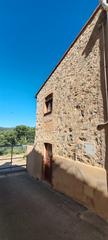 Masia  Carrer la placa. Casa rústica en la estrada, agullana