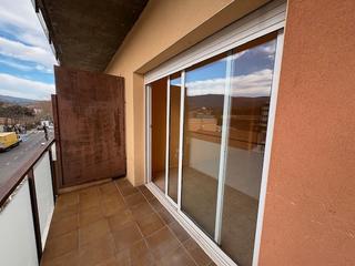 Piso en Jonquera (La). Piso de 3 habitaciones con parking en zona tranquila y segura