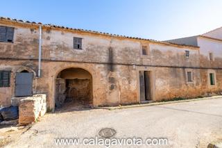 Casa adossada a Ses Salines Poble. Casa de pueblo con gran potencial de reforma y ampliacin