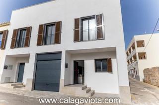 Semi detached house in Colònia Sant Jordi. Adosado en esquina con piscina