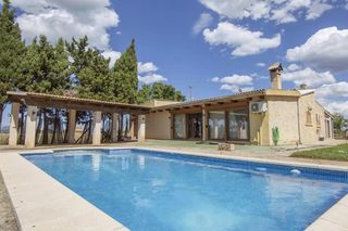 Casale in Muro. Finca rústica en muro con amplia vivienda, zona ajardinada y pis