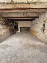 Casa adosada en Sa Pobla. Casa con garaje a reformar en sa pobla con garaje y jardin