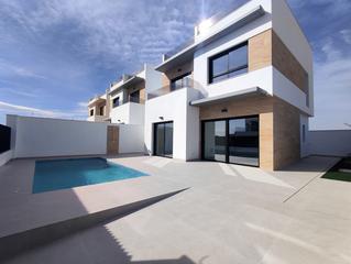 Maison à Benijófar. Chalets pareados de 3 dormitorios, 3 baños, solarium y piscina e