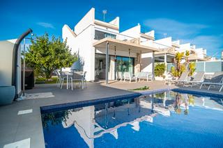 Haus en Lomas de Cabo Roig - Los Dolses. Moderna villa independiente con piscina en lomas de cabo roig no