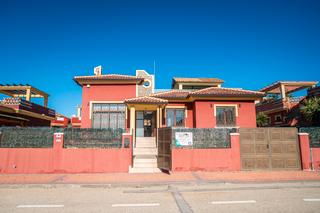 Casa a Algorfa. Bienvenido a esta hermosa y bien mantenida villa en lo cripsin.