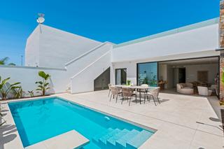 Chalet en Las Lomas de Rame-Bahía Bella. Exclusivas villas de obra nueva con 3 dormitorios, 2 baños y pis
