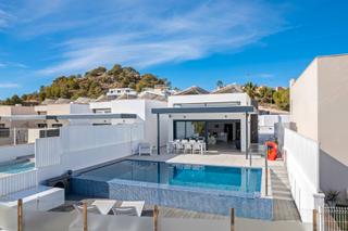 Xalet a San Miguel de Salinas. Elegante villa de alta tecnología con vistas panorámicas al mar!